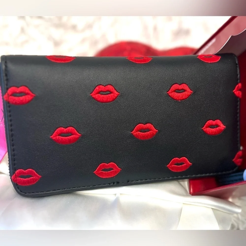 💋💋BETSEY JOHNSON STUNNING LIP ZIP AROUND WALLET/WRISTLET💋💋NWT